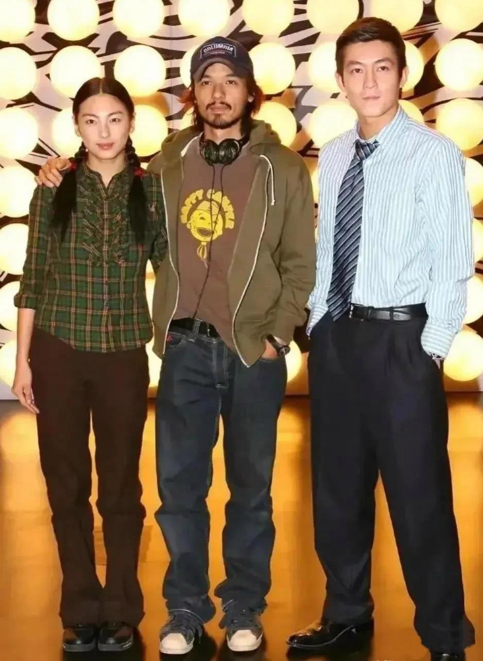 一张旧照：那时的张雨绮衣着朴素，清雅文静，麻花辫垂肩，看上去像一个涉世未深的小姑