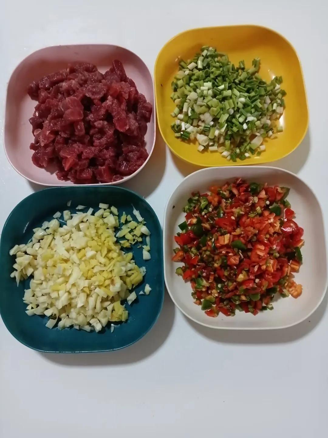 江山市的刘明菊大姐，从娃哈哈乔司基地退休后，一直在学习，一直在进步，颇有“老骥伏