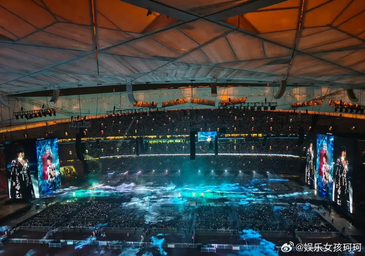 张杰演唱会后台八花接力好多人 张杰演唱会后台八花接力爆火，大家都被圈粉了！从20