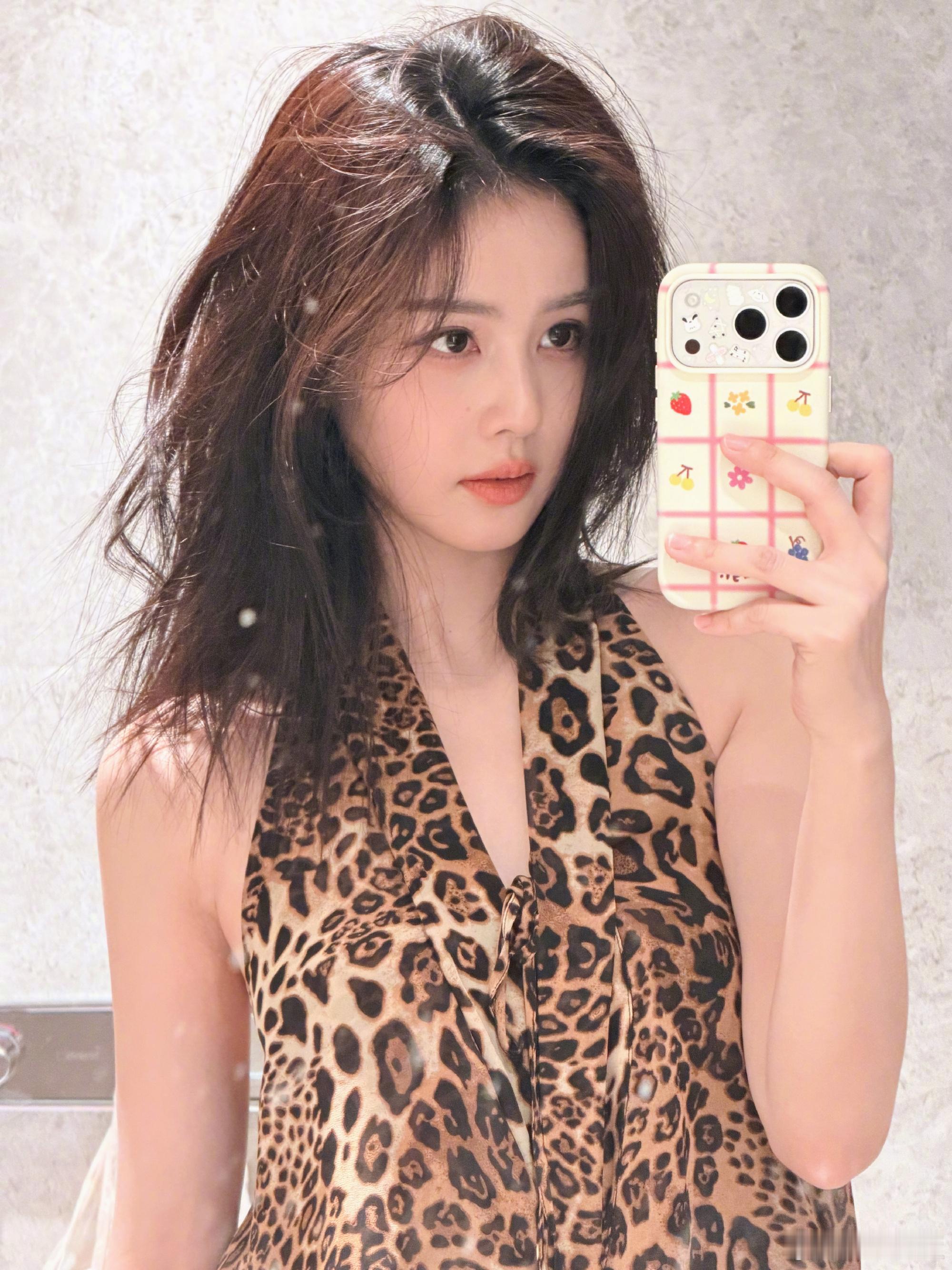 白鹿告别四月的仪式感白鹿戴了美瞳 救命！这美瞳眼妆杀疯了，颜值直接开挂，告别四月