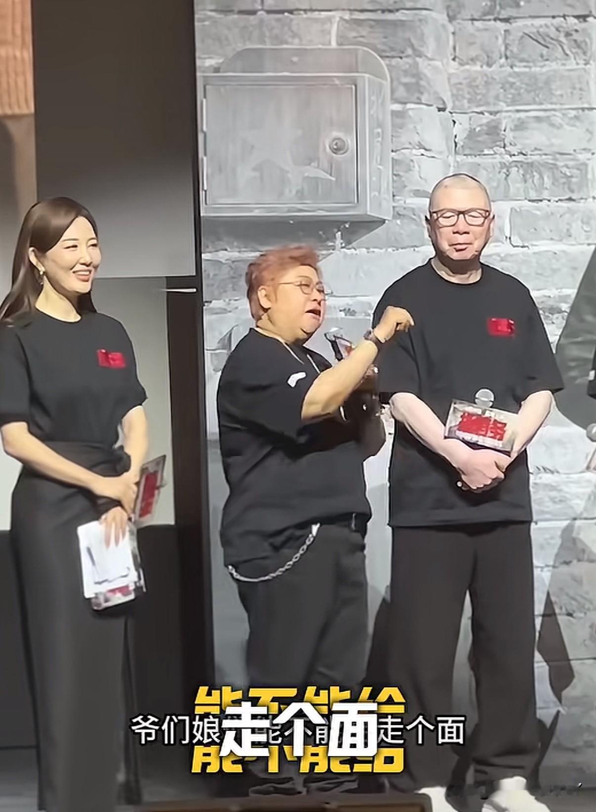 韩红也没想到就因为帮冯小刚新电影宣传站台会引起这么多网友反感，以至于这么多年积累