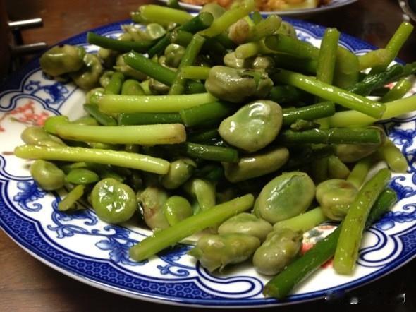 我的天呀！原来邻居王老太家烧这么多菜，有皮蛋烧苋菜，素鸡，肉圆，笋炒鹅蛋，她说还