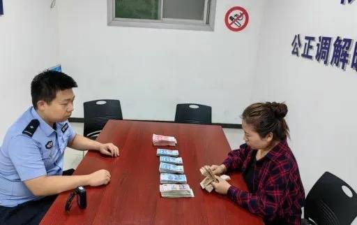 警民接力，28000元辛苦钱物归原主！

“你好，我们店里捡到顾客落下的一个黑色
