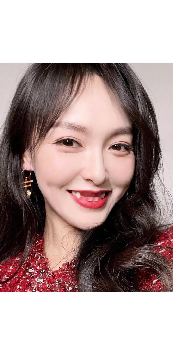 唐嫣《独身女人》发型遭粉丝热议，颜值成唯一救赎？

在娱乐圈的镁光灯下，唐嫣的每