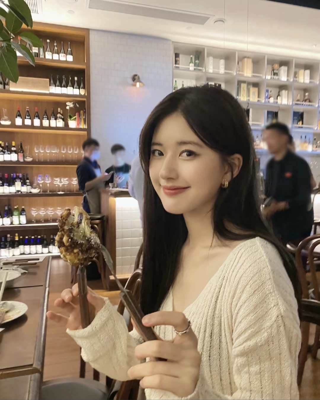 “悬挂云雾中的月，星星下玫瑰不及你娇艳”赵露思