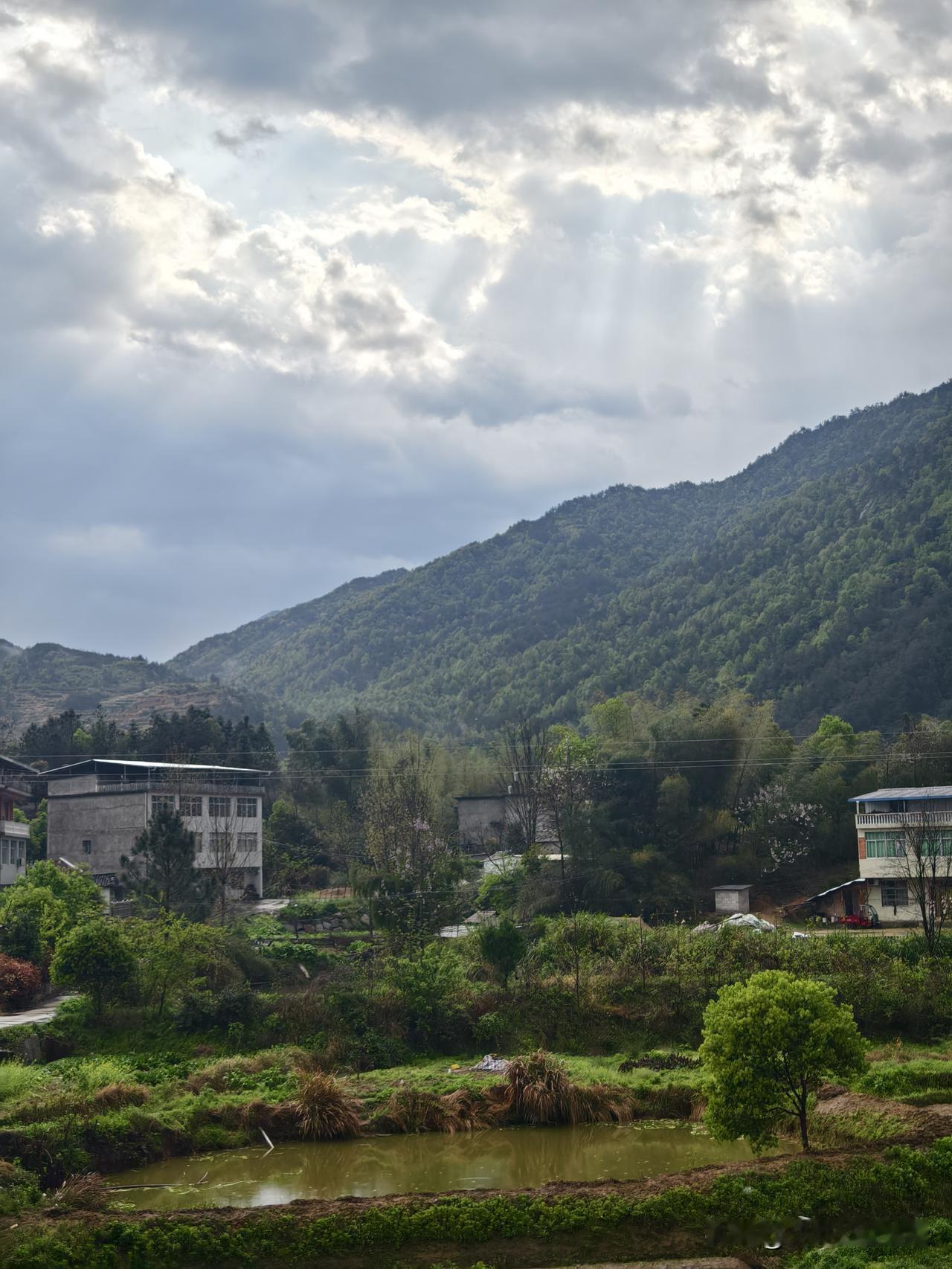 我好像把别人给辜负了，心里特别难受！
刚刚蕲春青石镇杨完村的书记打电话给我，我去