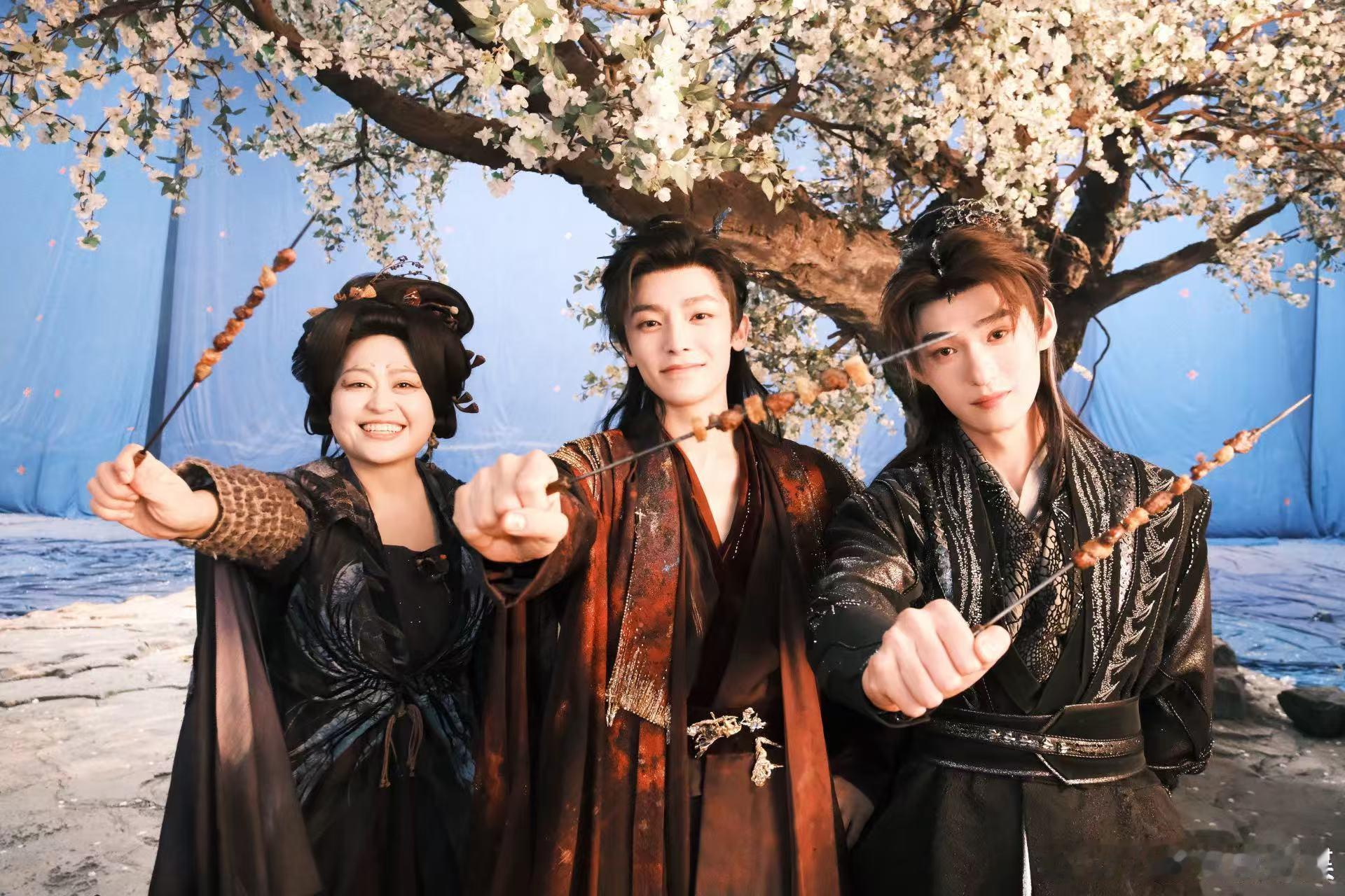 侯明昊在学柠檬叉侯明昊说很开心没有辜负剧粉 侯明昊发文表示，感谢剧粉的支持，青云