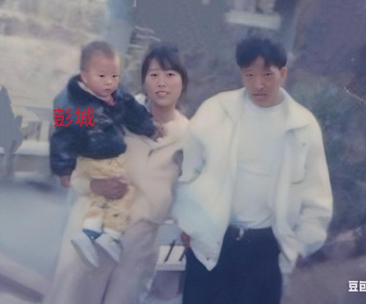 1996年6月24日下午两点钟左右，彭城和邻居三岁小女孩（四川人）在自家出租屋玩