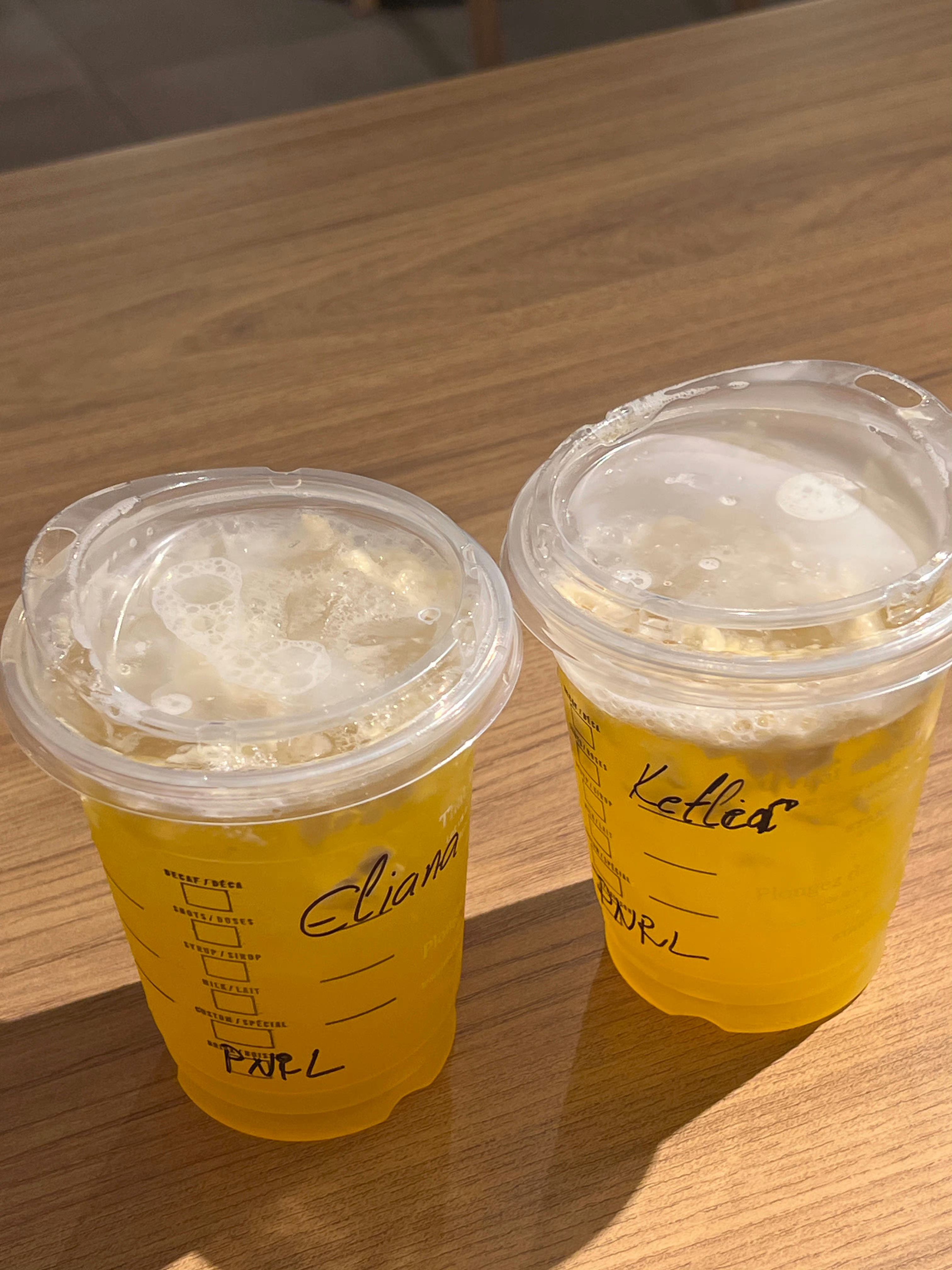 舔了舔自己的嘴唇 好辣 果然是辣妹.     贵阳·花果园湿地公园