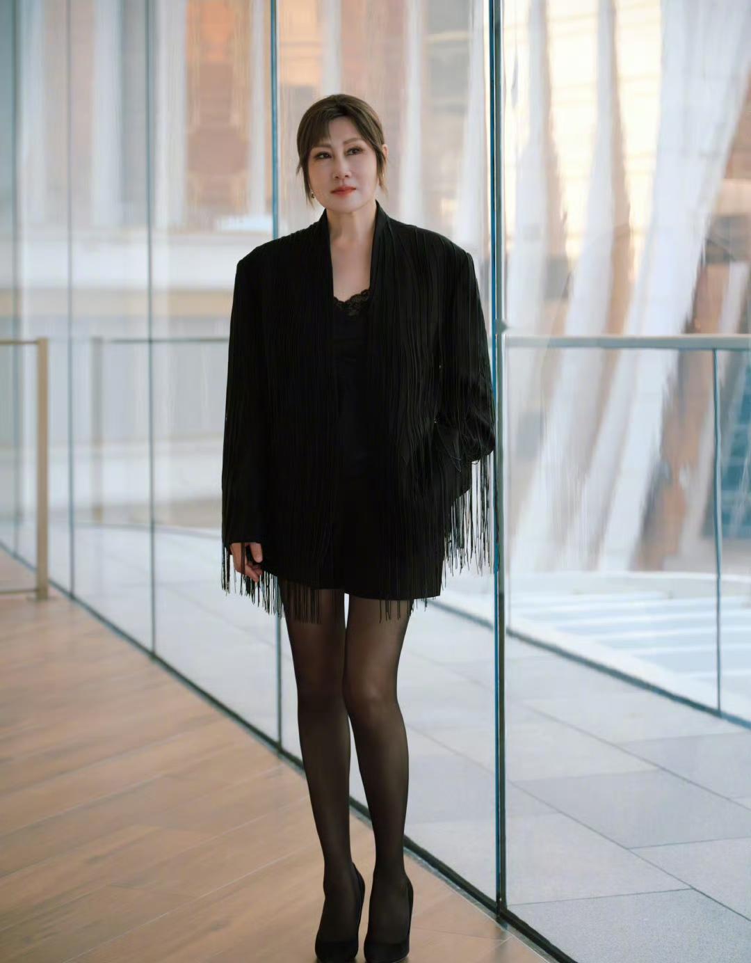 凯丽亮相第六届新时代国际电影节ID.ERA之夜，这造型也太美了吧，凯丽老师亲妈估