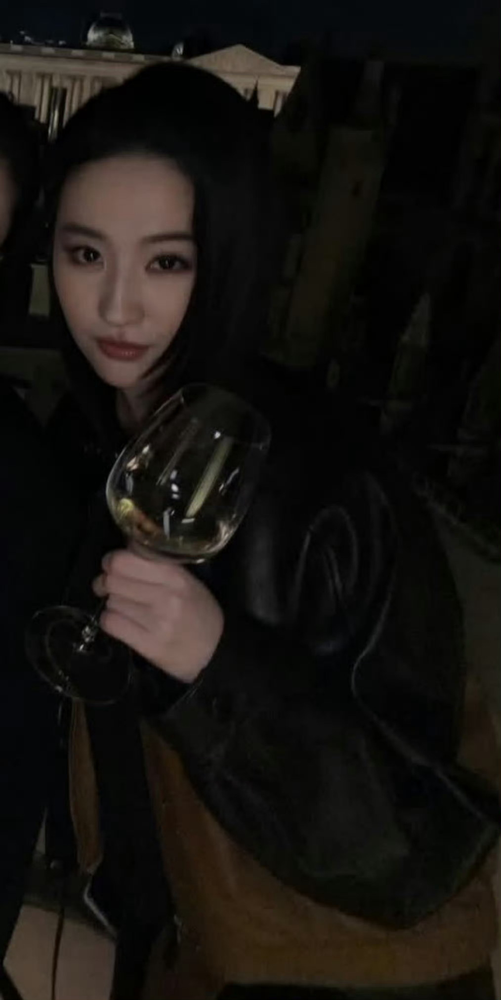 秀后晚宴上刘亦菲🥂刘亦菲周冬雨举杯合影刘亦菲冷到攥拳头仍大方营业