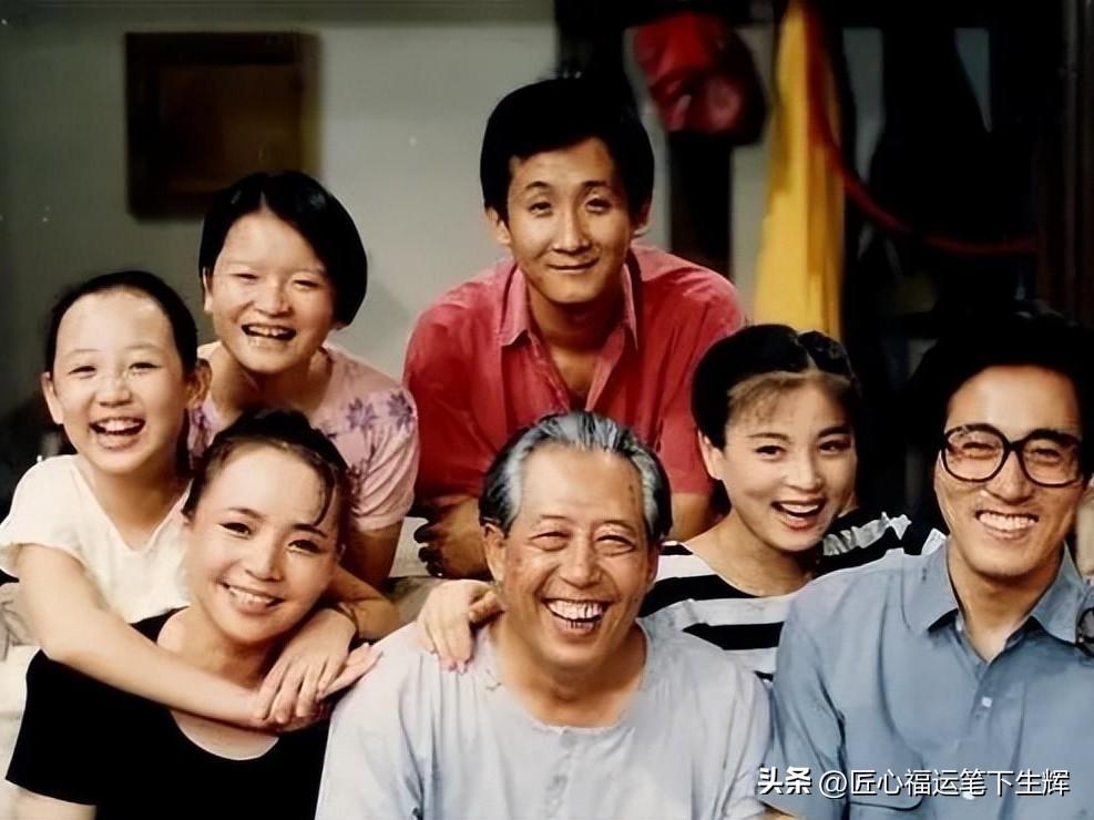 梁天、梁欢为亲兄妹，英达与宋丹丹的婚姻被插足后矛盾丛生，梁欢却和英达相恋，令夹在