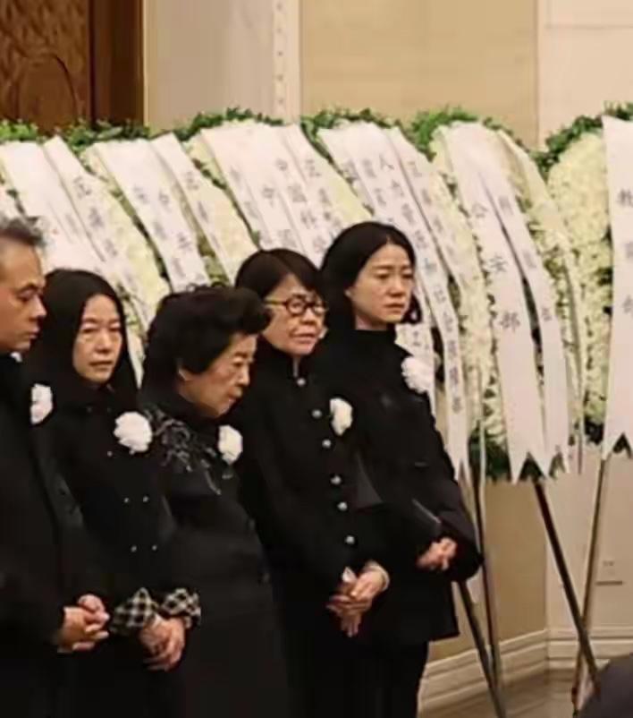 太意外了，翁帆怎么也想不到，
送别丈夫杨振宁最熬人的，不是筹备仪式的繁琐，也不是