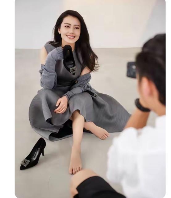 高圆圆，好紧致的脚丫子，干净又白嫩。