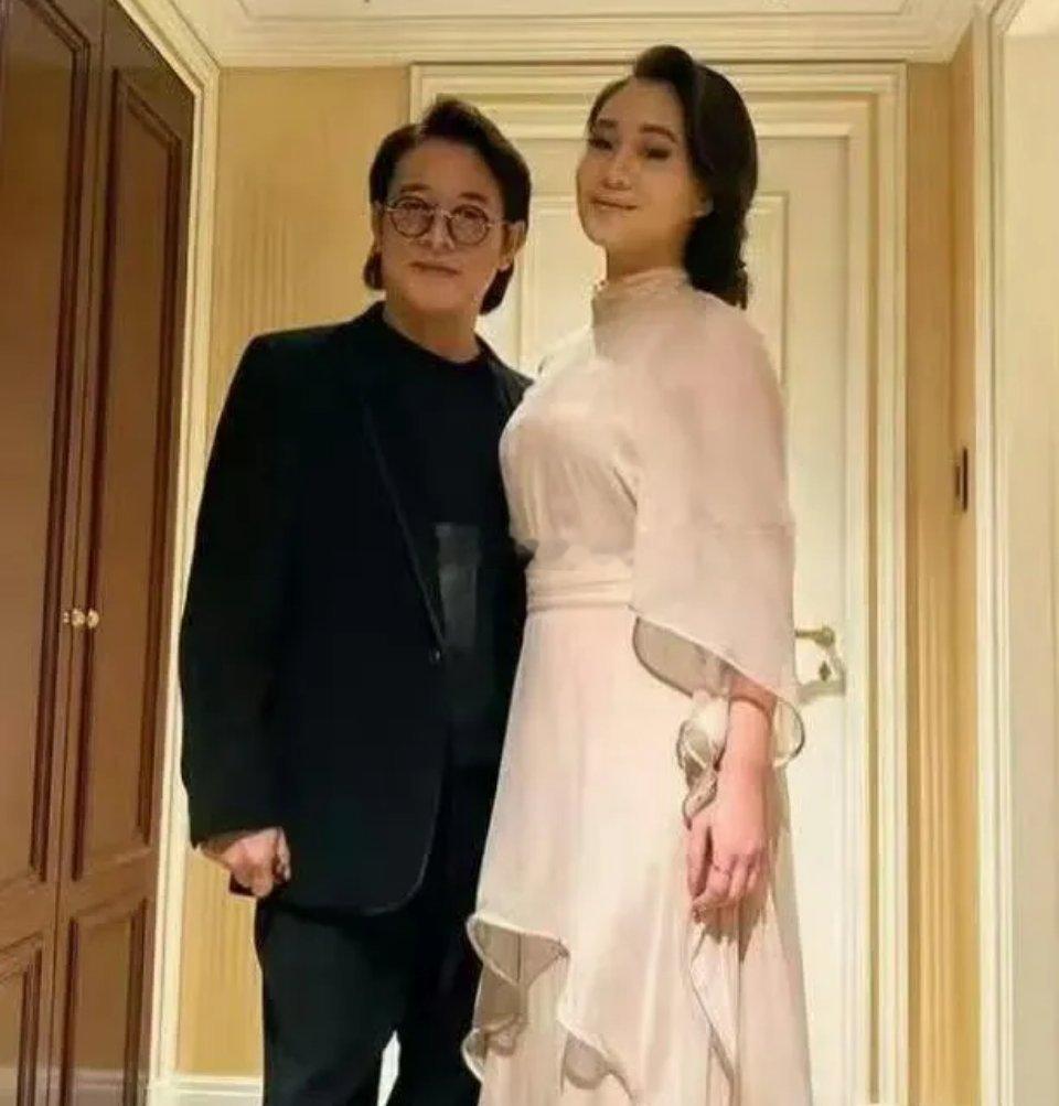 李连杰的女儿有点早熟，根本猜不出她的真实年龄。 ​​​