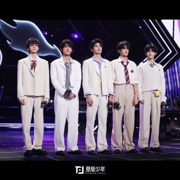 登陆少年二周年演唱会错票飞证不能进场 登陆少年二周年演唱会错票、飞证不能进场，这
