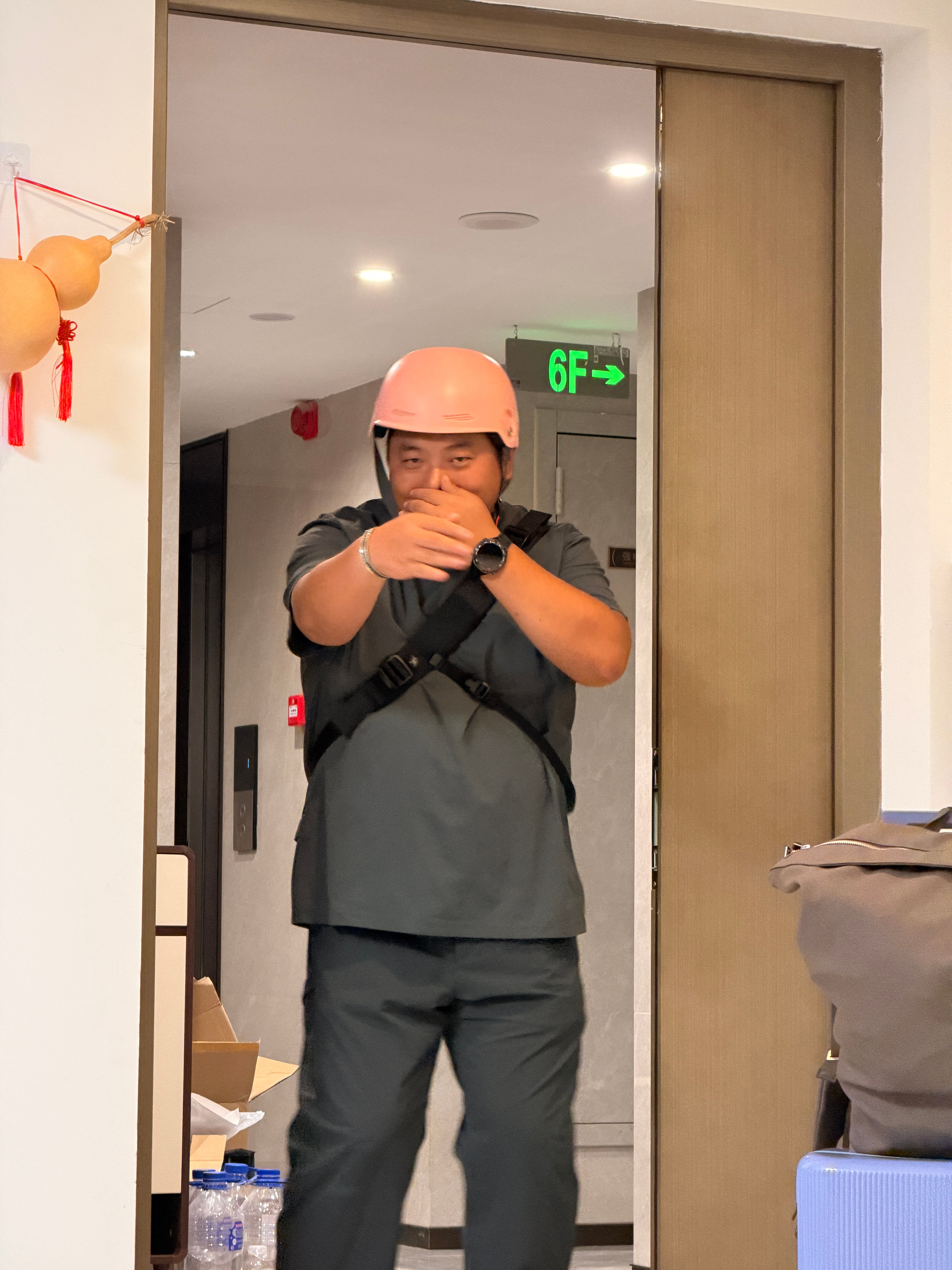 难为我们大晨子了……大家都出差了，喂猫的艰苦任务交给他了！！！关键他还猫毛过敏，