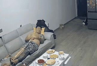 我有一个疑问❓
就是这样一位纹了半边身体的精神小伙儿是怎么样找到老婆的？
只见他