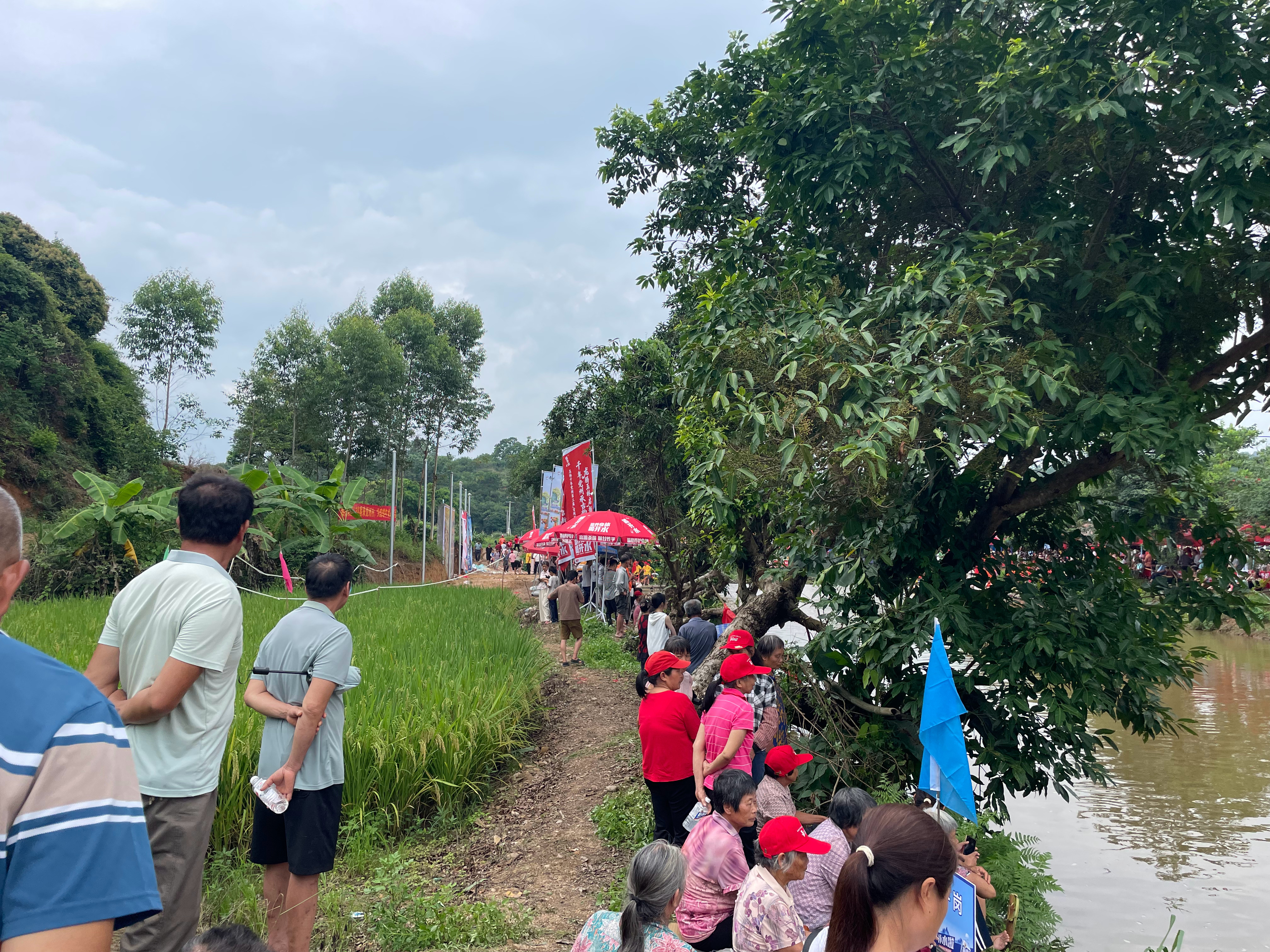 玉林党州端午龙舟赛玉林党州第三届龙舟赛 今天，端午节，玉林市党州村龙舟赛现场！ 
