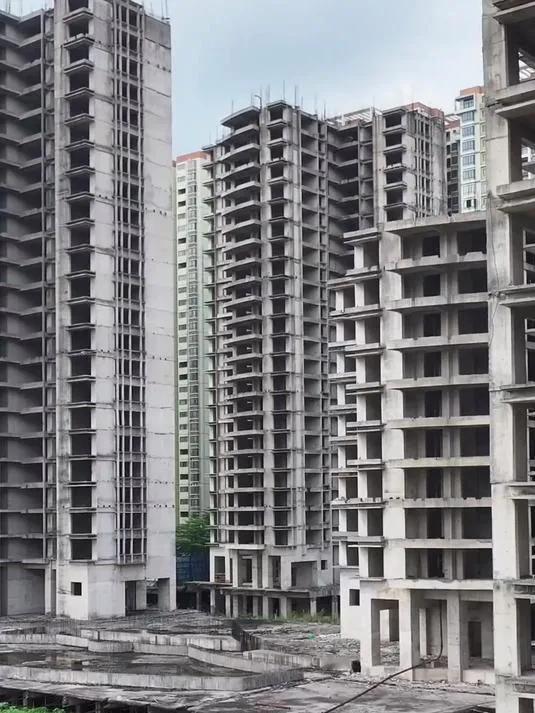 ◆烂尾楼

作者: 黄永强

他盖了那么多楼
有些卖了
有些没卖
大多数只盖到一