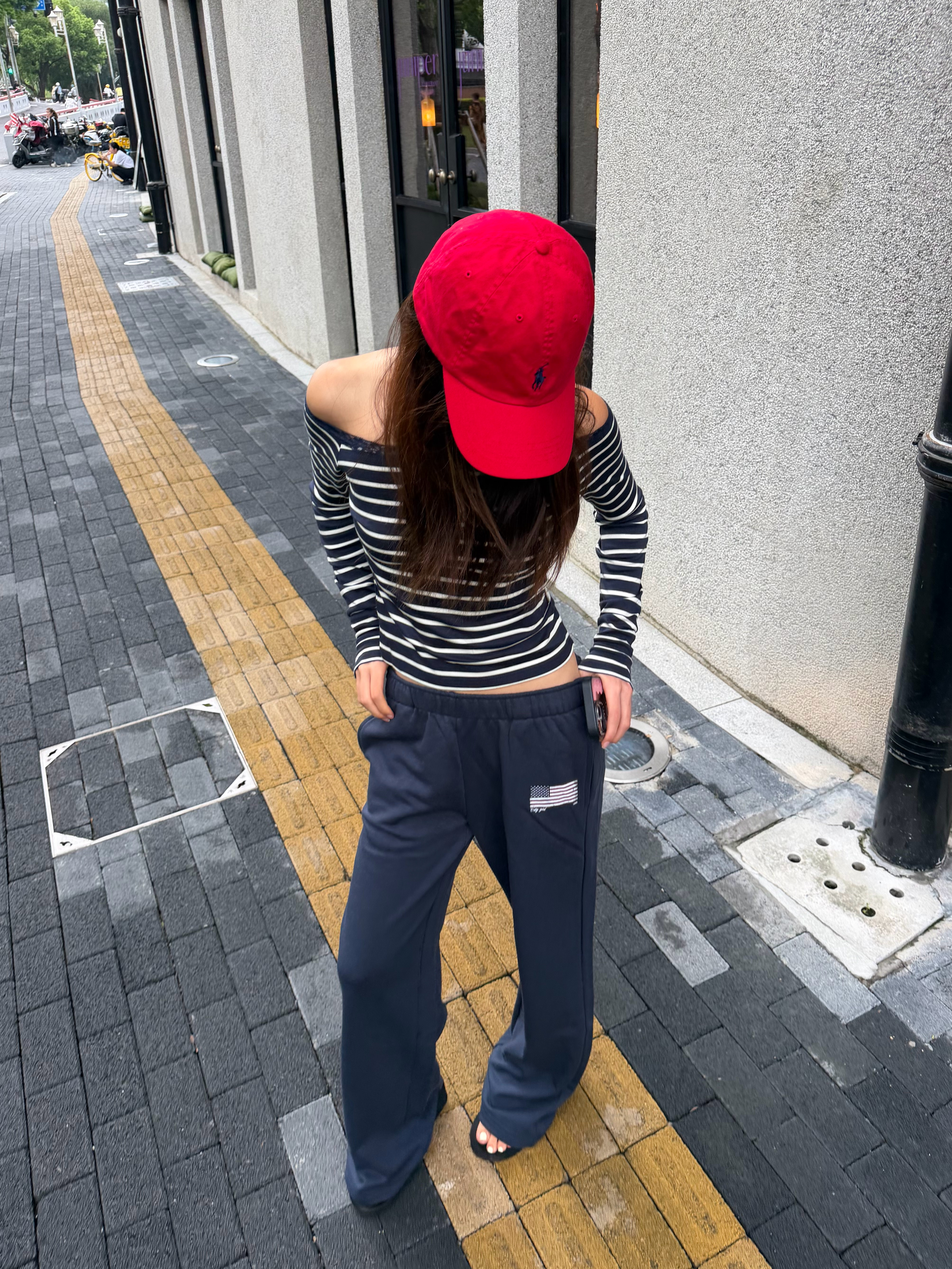 跟我姐出门就是这样没化妆没打扮也轻松出片了。以后和我出门想拍照的技术必须达到此般