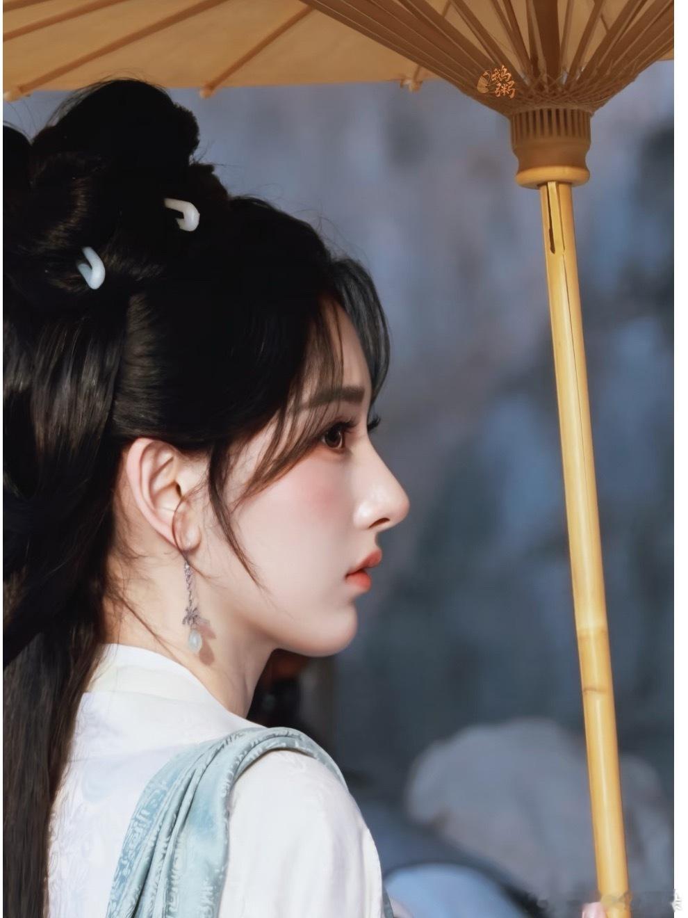 宋祖儿真的像是玉雕琢的人儿一样。 