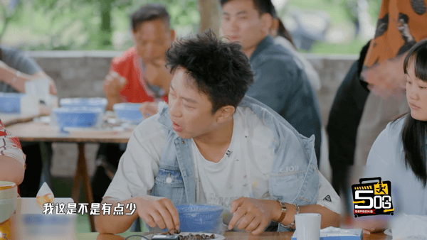 邓超 螺王 五哈螺王争霸赛比拼吸螺蛳，邓超直接开启飞速吸螺模式，全程不语只是一味