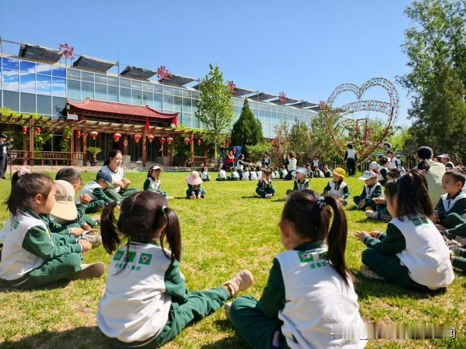 五感探自然 童趣伴成长
 
万柏林区南寒街道中海社区联动辖区幼儿园，开展“五官探