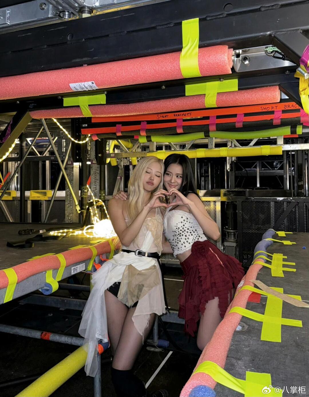 blackpink全员给lisa庆生 又是被 BP 团情感动的一天！三位成员集体