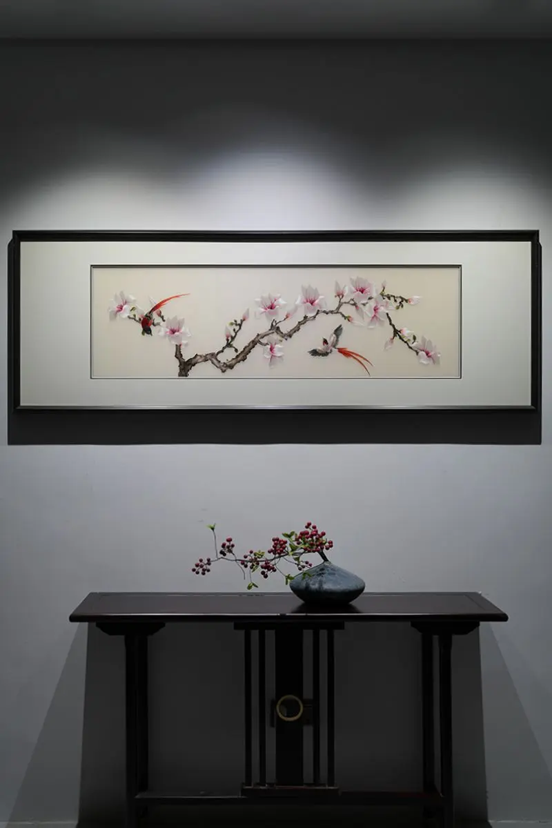 丝绣玉兰横疏影，双禽栖枝福寿长 柔丝织玉兰横枝疏影，走线分花瓣清盈、枝...