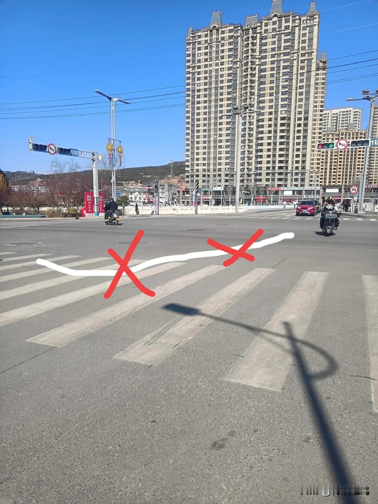 在吕梁市离石区，滨河路七里滩和高崖湾之间的大桥，通行是单行线，方向是从西向东单行