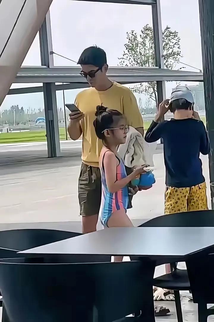 明星当爸爸也就那么回事，照样是低头玩手机不管孩子。名义上是培养儿女的独立自主的能
