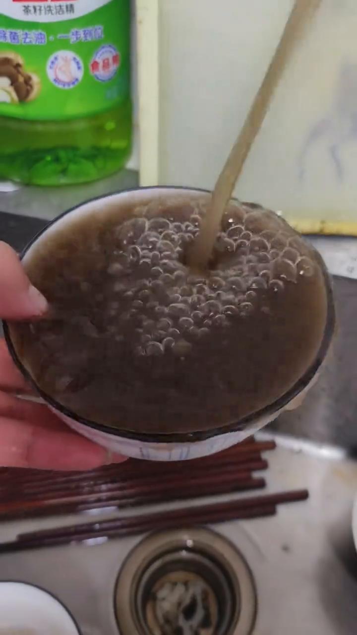 自来水就这还收水费呢？
这就是自来水，就这么差。自来水，我算他妈服了，就这样还交