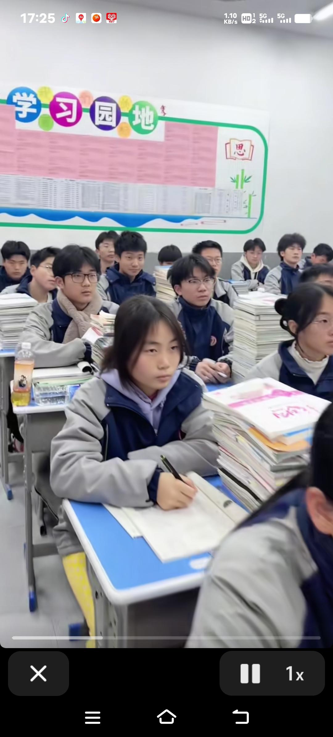 女大学生深夜宿舍玩“狼牙棒”被喷没素质，室友忍无可忍，网友热议集体生活边界感
深
