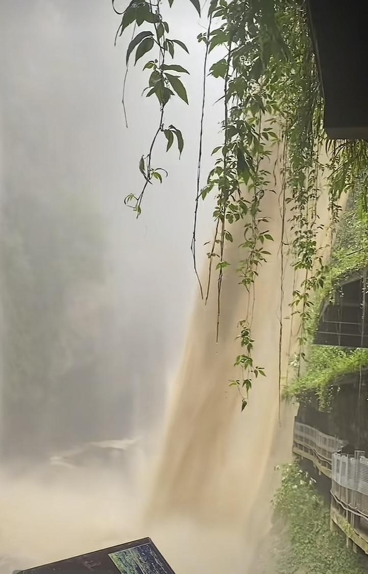 #恩施云龙地缝景区因暴雨闭园#【恩施云龙地缝景区瀑布裹挟泥沙，因暴雨已闭园！未入