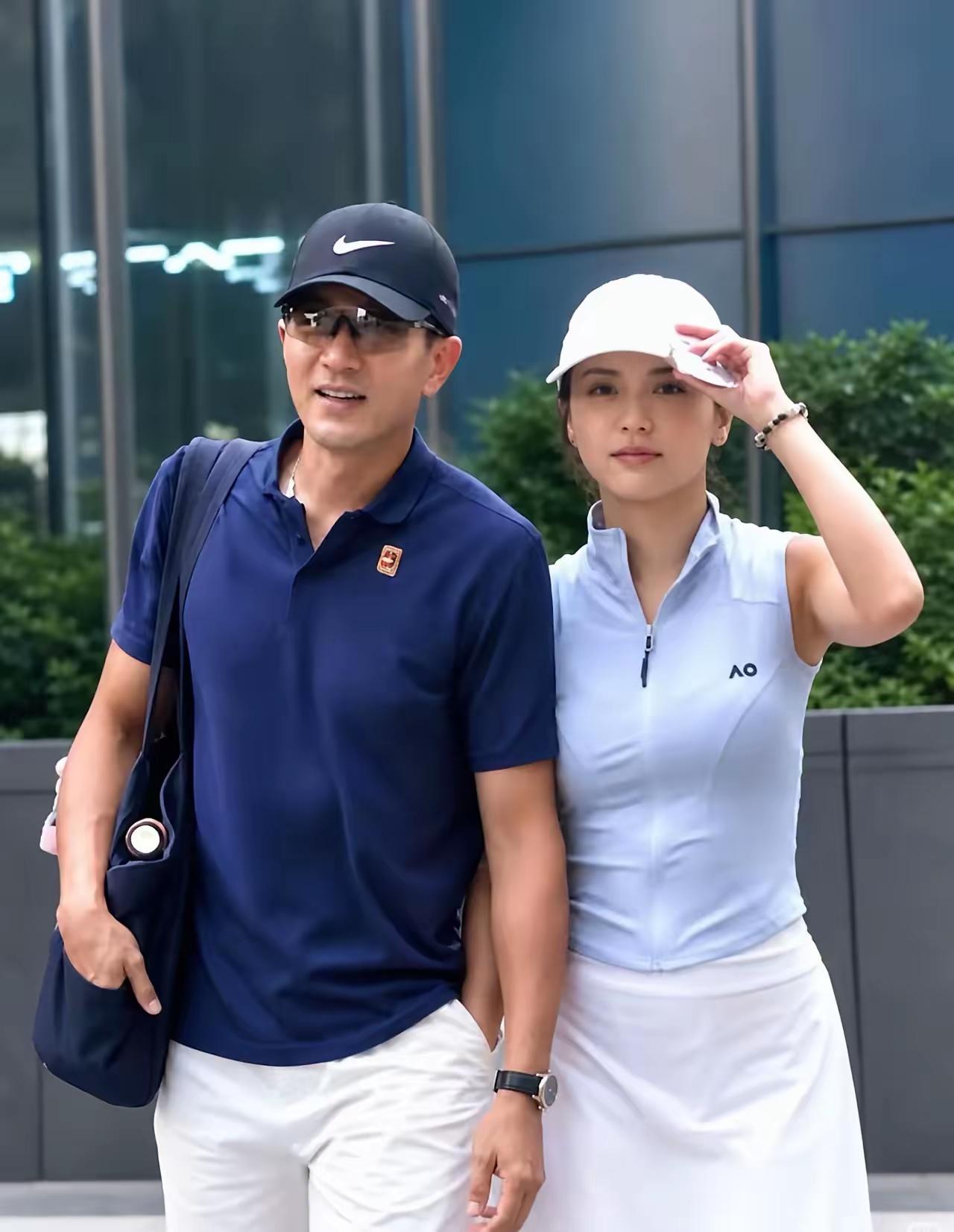 不少人看到刘恺威和黎纪君，都在疑惑：这么漂亮优秀的姑娘，为啥会选择他？
 
其实