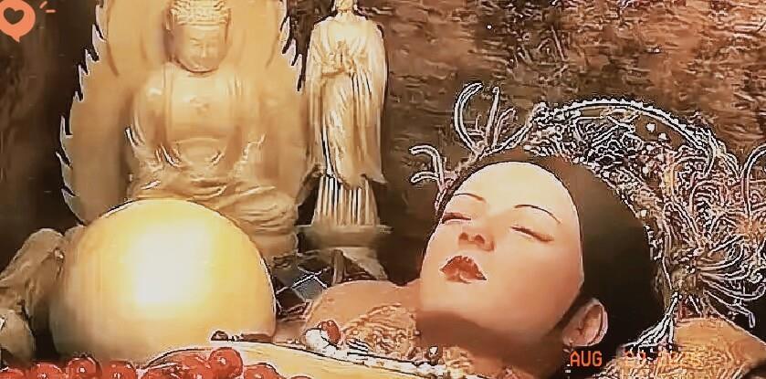 她这辈子，没得罪过谁。
先帝刚走三天，人就被摁进地宫了。
守门的侍卫不敢松手，管