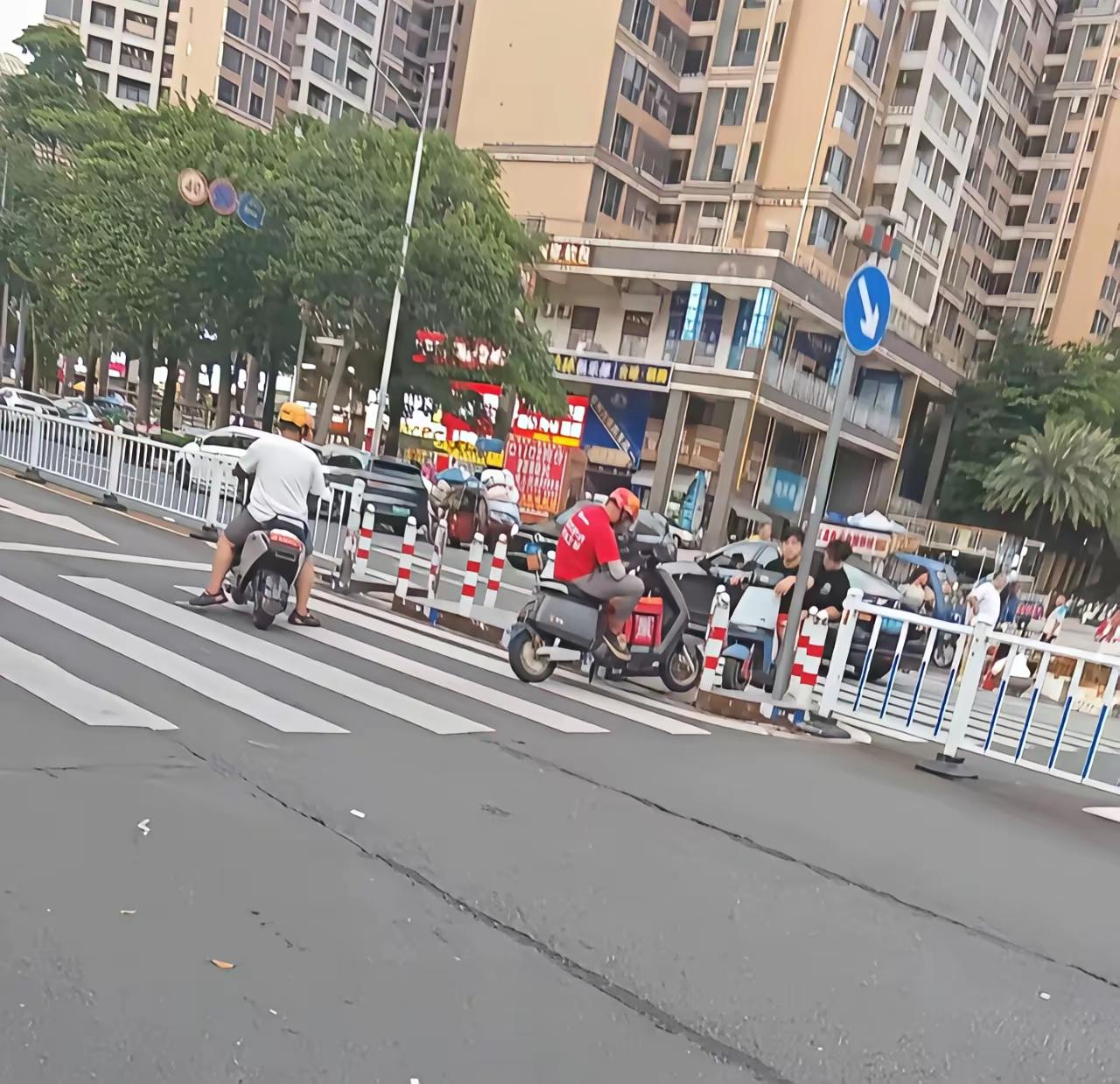 外卖小哥：喂，让一下
黑衣男子：你先让开
外卖小哥：让开，我赶时间
黑衣男子：有