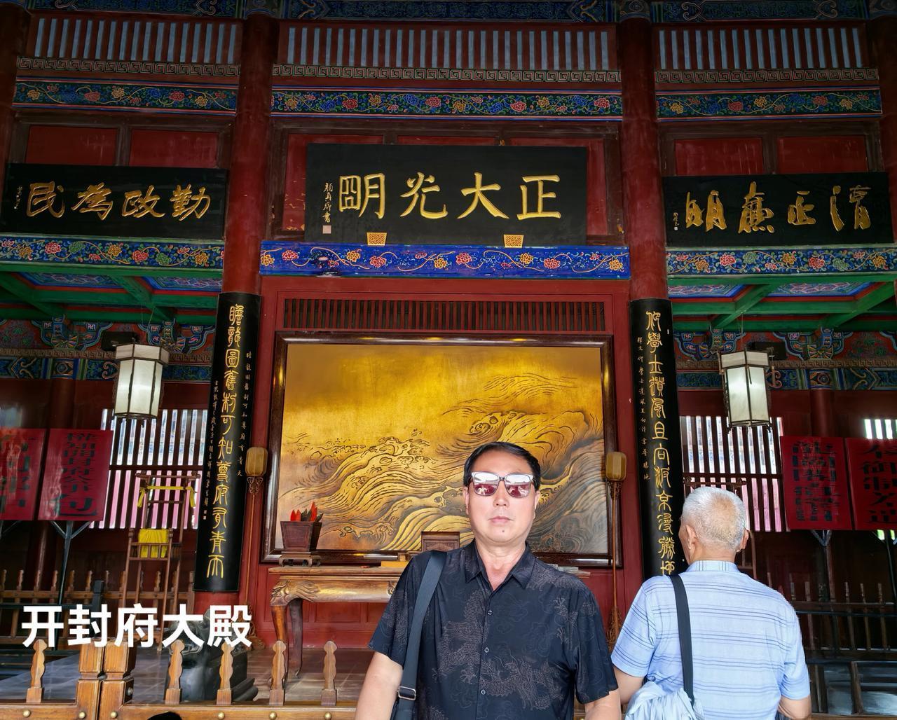 6月5日在开封府游览时，不但享用了半价门票的优惠，还免费观看了《开衙迎宾》、《铡