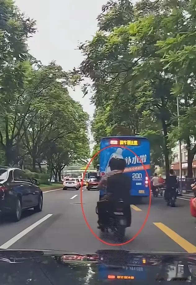电鸡不禁，不取代，马路上的杀手会越来越多，在机动车道为所欲为，随意变道，而且不用