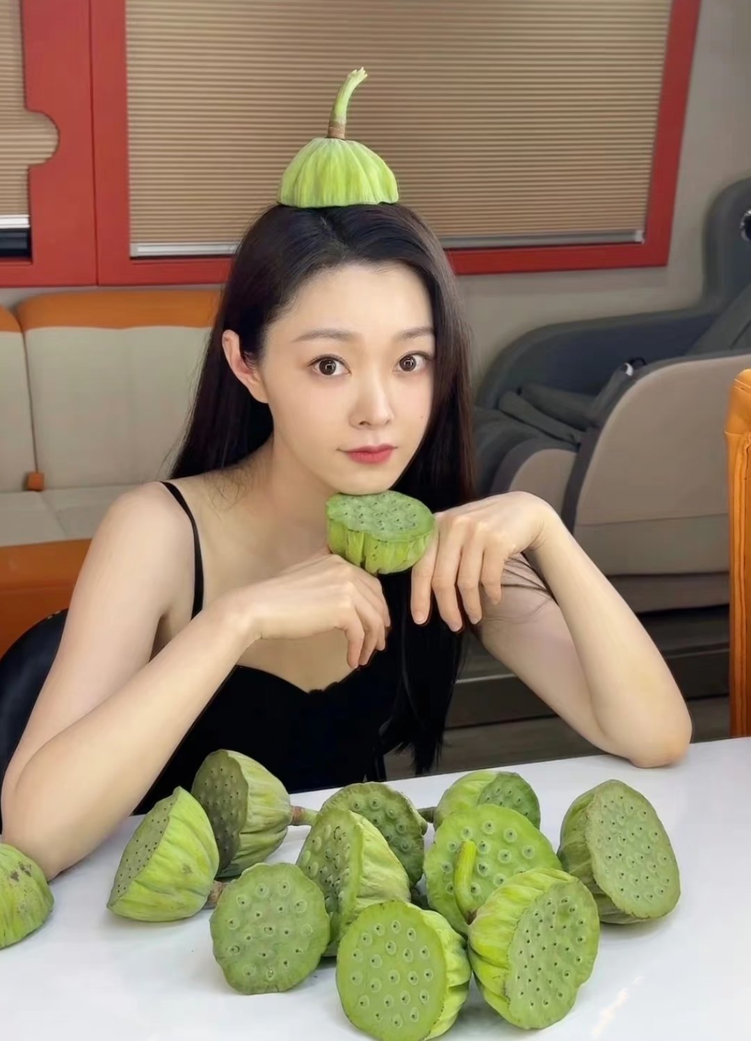 明星丨日常宋轶的一组夏日莲蓬图～ 