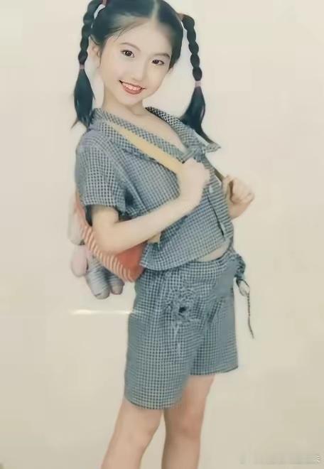 景甜从小就是美人胚子，从小学舞蹈，12岁考入北舞，毕业后马上签约到了星光灿烂影视