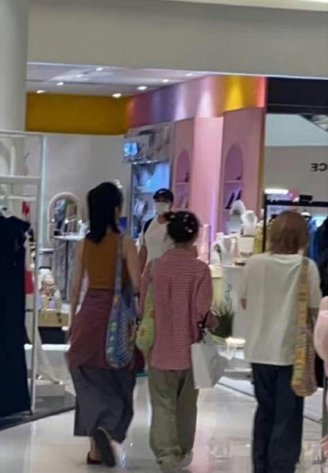 有网友捕捉到鞠婧祎购物的路透[哆啦A梦害怕][哆啦A梦害怕][哆啦A梦害怕]扎个