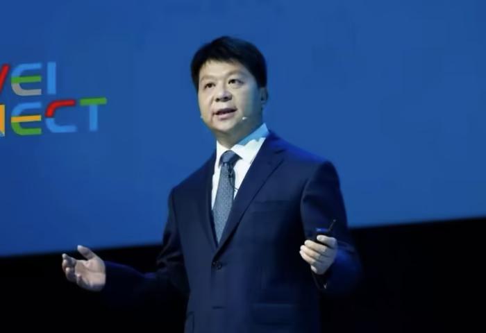 华为轮值董事长郭平最近说了句话：华为的目标，是成为"英伟达"。
郭平在最新访谈里