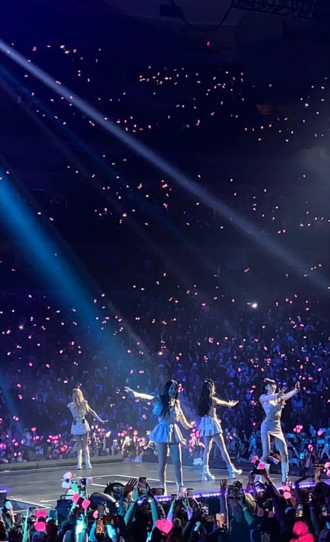 我粉的乐队主唱总说“多读书”，粉丝群里大家每天打卡背单词、分享读书笔记。上个月群