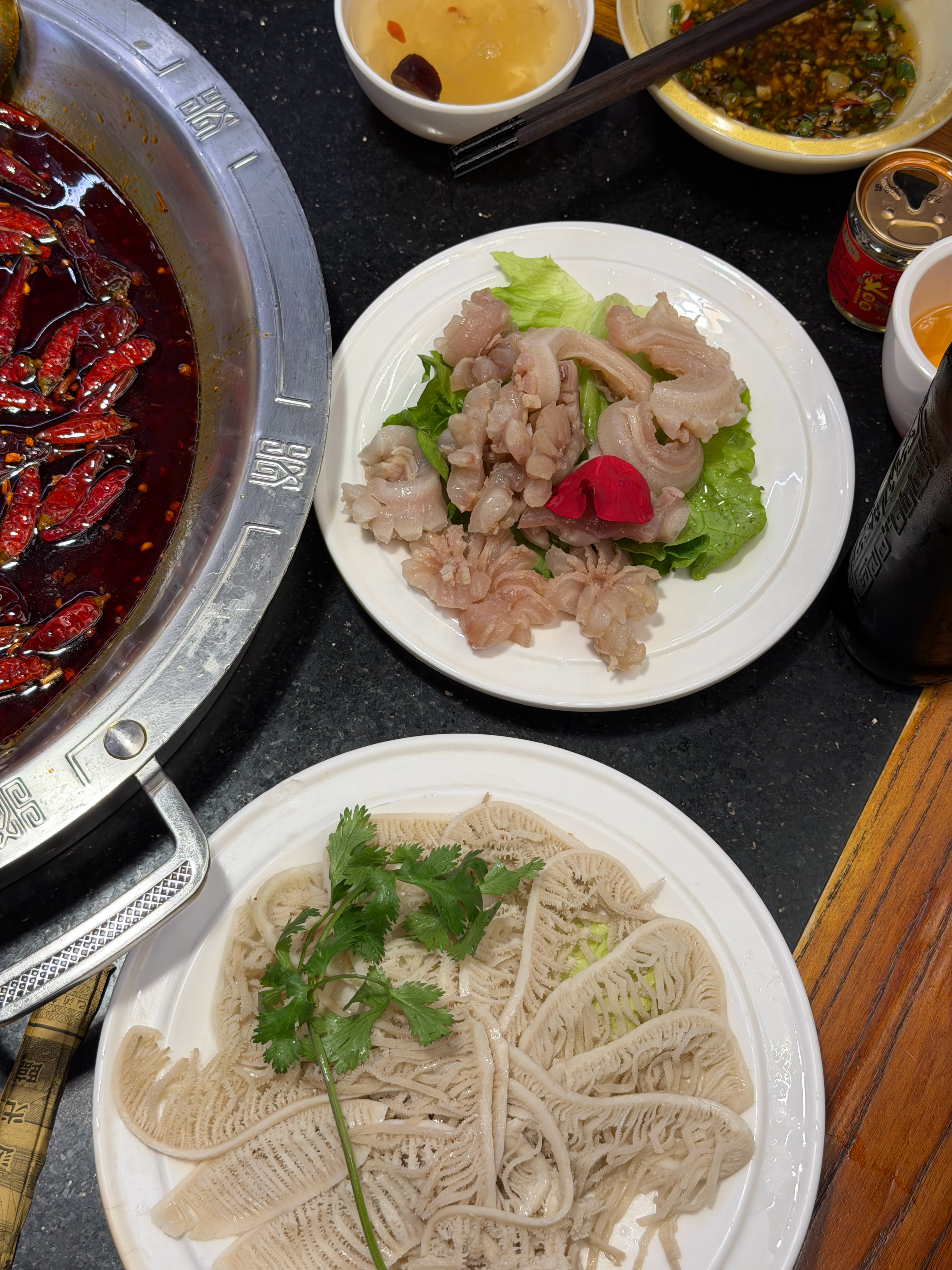 司机开着“飞机”，拉着我们一车人奔赴成都吃火锅，成都除了不能吃零食，还有什么要注