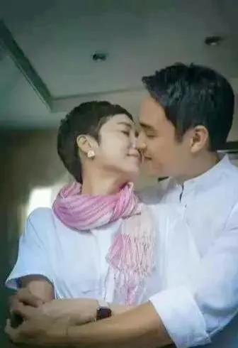 蒋雯丽的丑闻近期引起了大量关注，其中涉及到她的干儿子的身份被曝光，其中一个干儿子