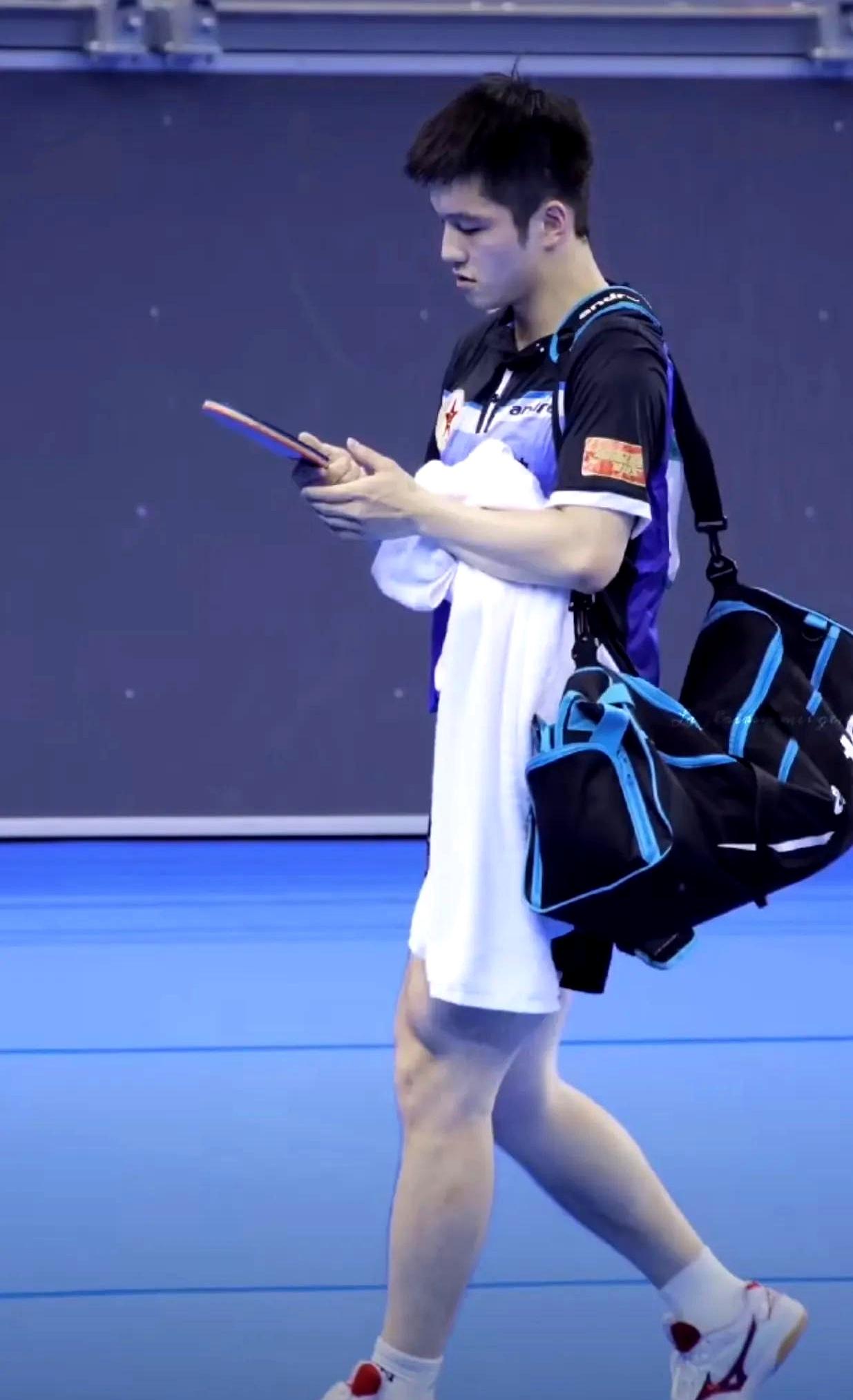 樊振东和王楚钦那场队内赛，不少球迷都看出点不一样。以前杀伐气十足的小胖，这次好像