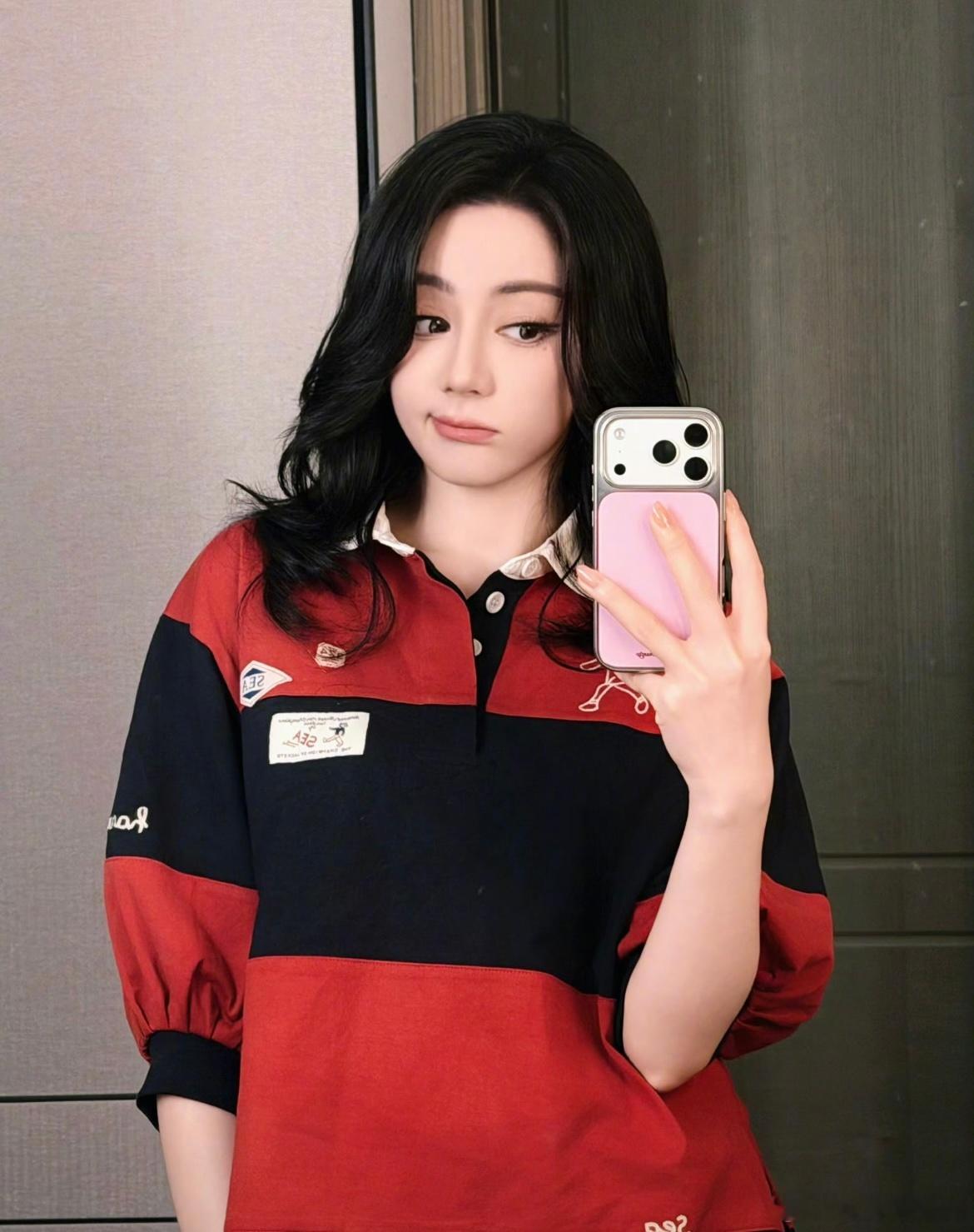 迪丽热巴柿子红短T居家私服造型出圈，柿子红POLO短T清爽随性。阔腿裤搭配简约舒