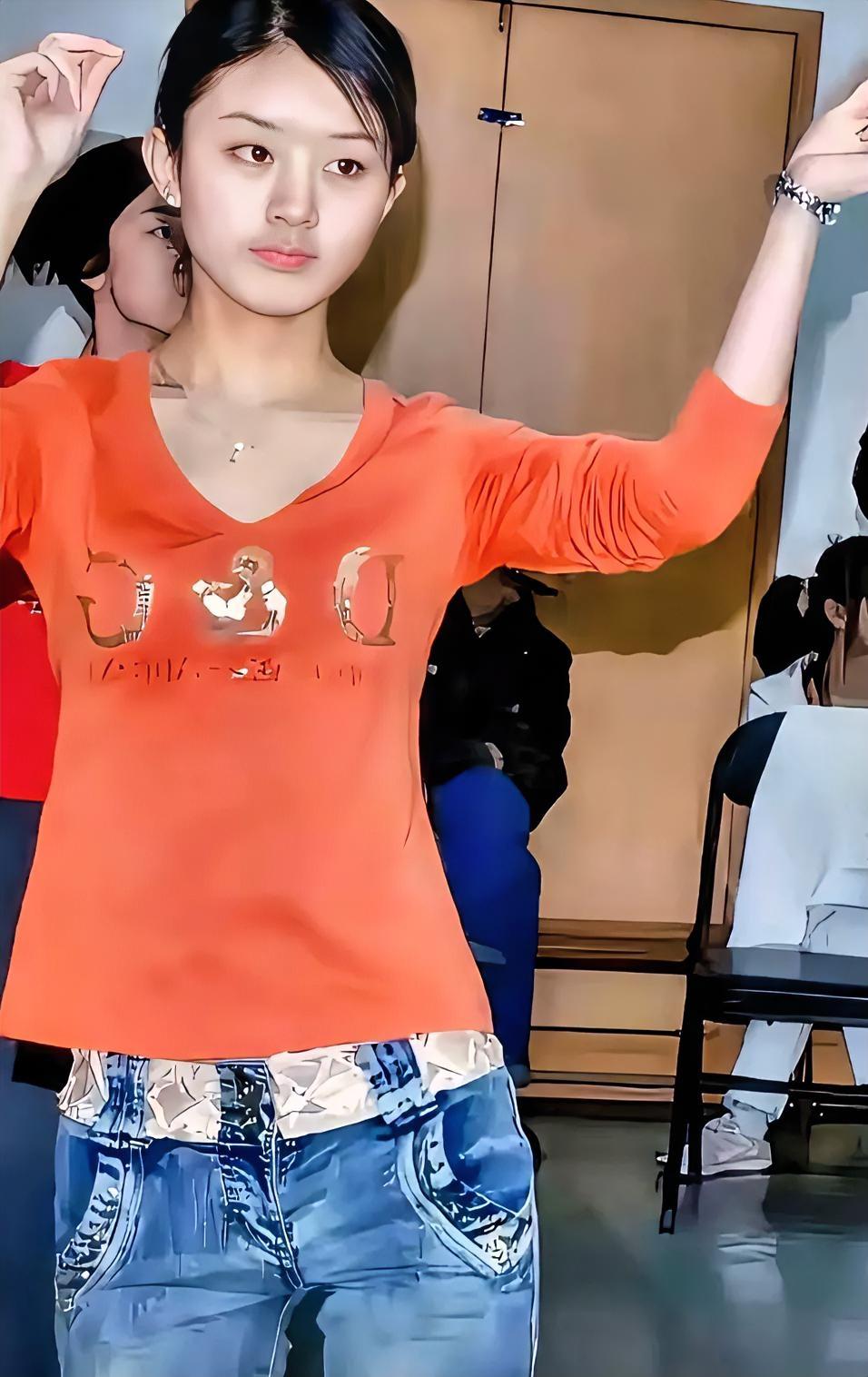 宝子们快来看！这张早期的赵丽颖也太青涩了吧！橘色上衣配牛仔裤，简单打扮却挡不住灵